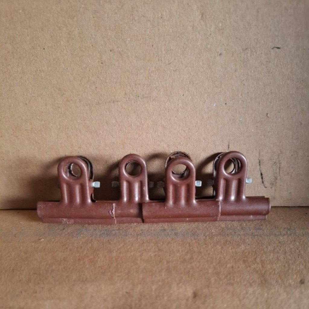 

(per 4pcs) bull-dog clip warna panjang 3cm muat sampai tebal 1.5cm note: ada sedikit noda karat