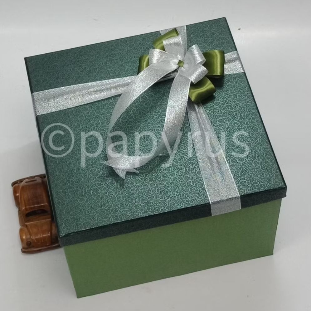 

PAPYRUS Kombinasi 30x30 Tinggi 20cm Kotak Kado Gift Box V2