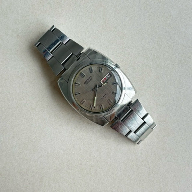 Seiko Automatic Vintage 7006 Linen Dial Batman Case