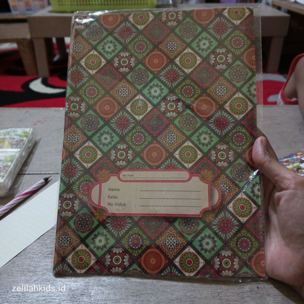 

1 Pak isi 20 sampul buku tulis motif batik