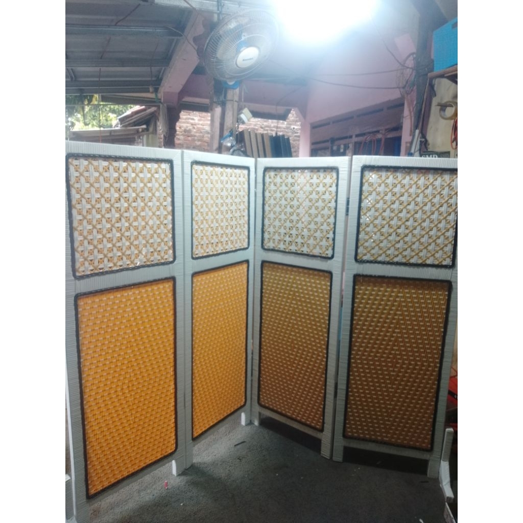 Penyekat ruangan rotan sintetis
