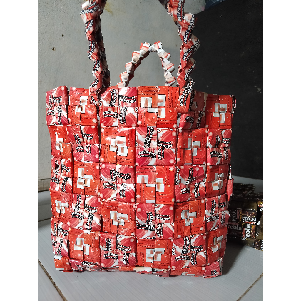 

Tas Anyaman Daur ulang kerajinan pelastik kemasan bungkus pop ice tas belanja tas mini