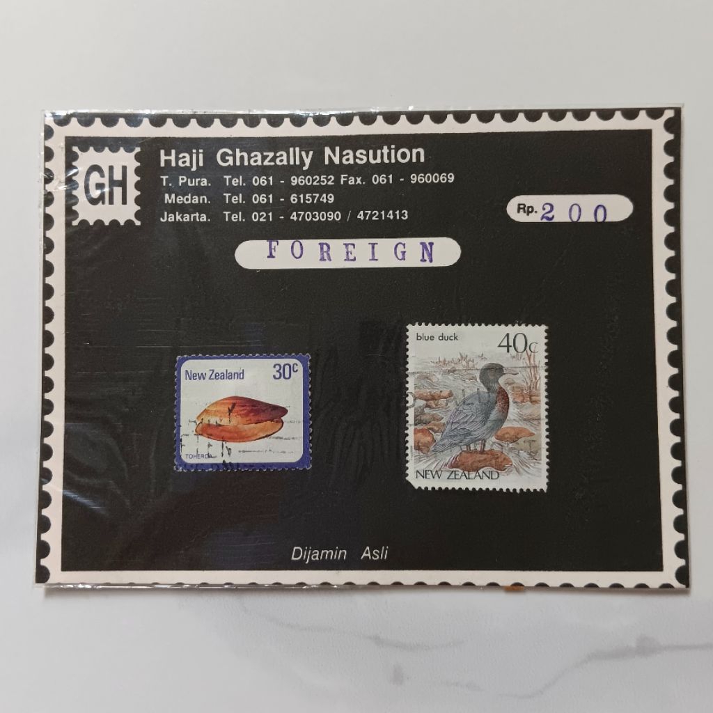 

Perangko New Zealand Definitives 1978-80. Seashells & Native Birds Definitives 1985-88 30 cent & 40 cent Used (Folder)