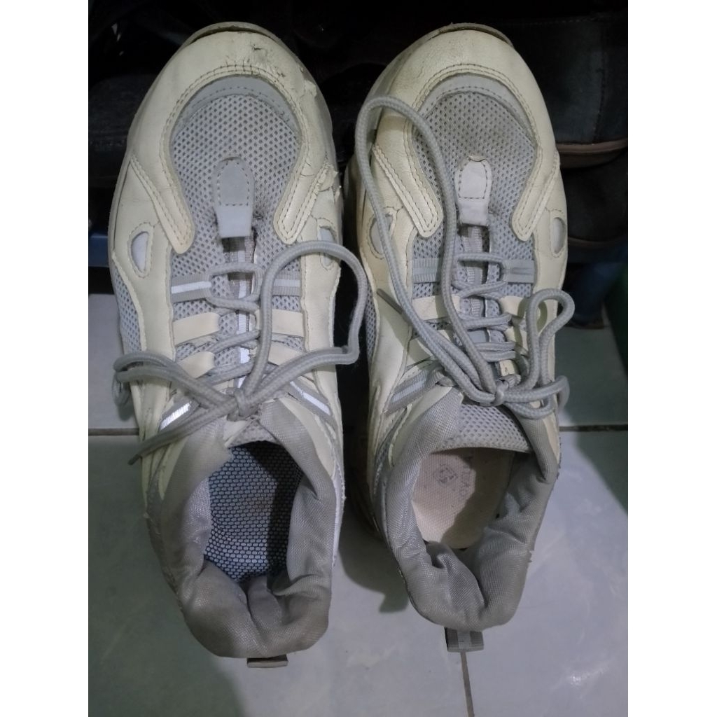 PRELOVED SEPATU OLAHRAGA