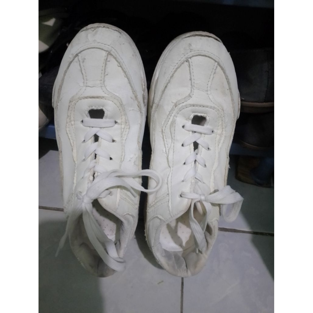 PRELOVED SEPATU OLAHRAGA