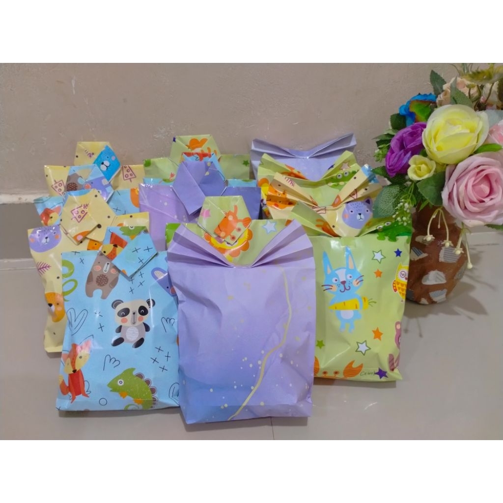 

Bungkus Kado Sudah Jadi Instant Per 4 Pcs Murah Ukuran 15 x 5 x 20 Cm