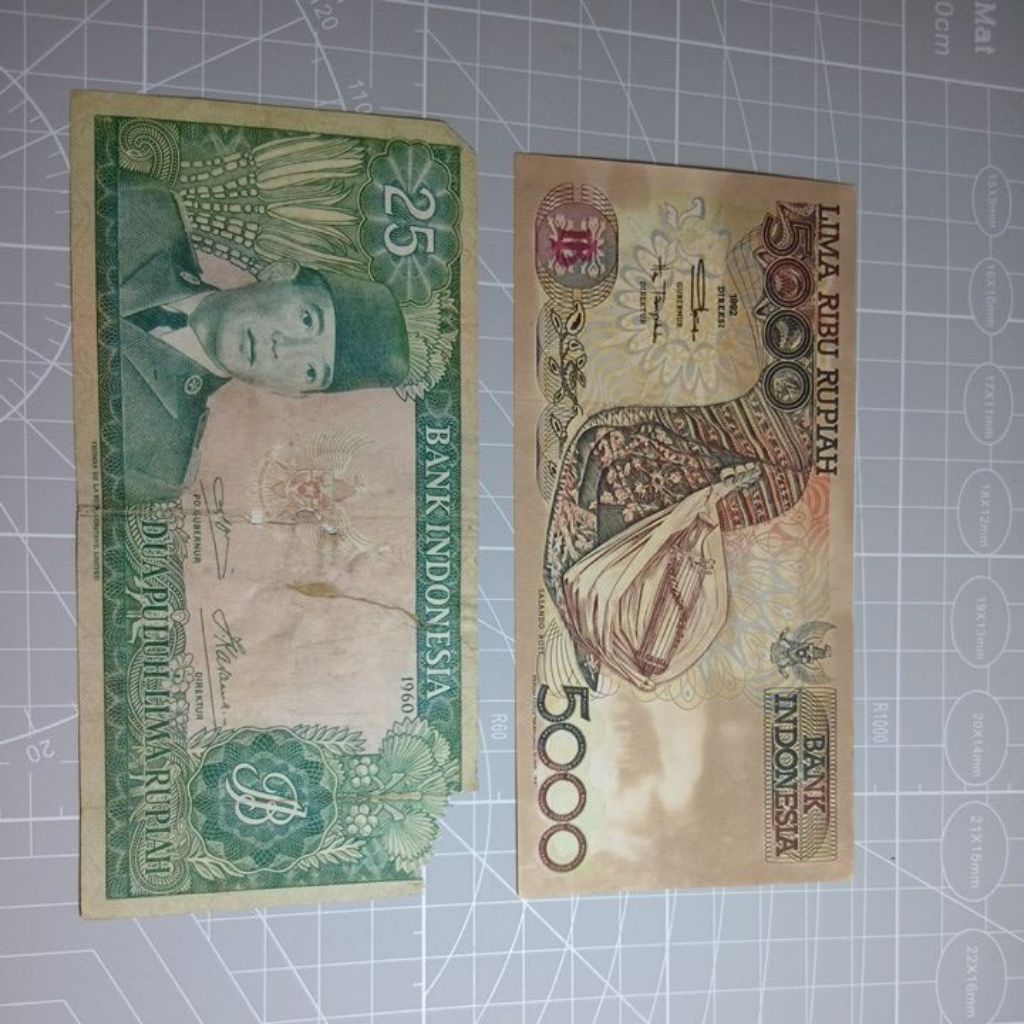 Uang kuno 5000 sasando 1990 dan 25 soekarno tahun 1960
