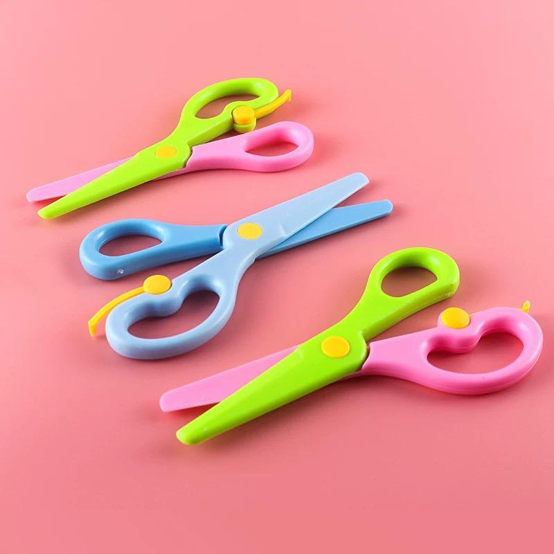 

|J.A| Gunting Anak Aman Gunting Plastik Pengaman Kerajinan Tangan Gunting Pengaman DIY / Mainan Edukasi Untuk Anak Pemotong Kertas Mini Gunting Plastik Kepala Bulat Untuk Anak / Gunting Mini Gunting Kertas Anak Gunting Aman Safety Gunting Bahan Plastik