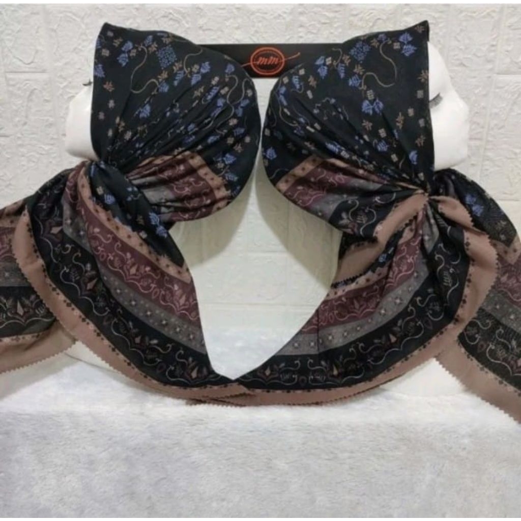 KERUDUNG SEGI EMPAT HIJAB MOTIF BUNGA KALISTA HITAM