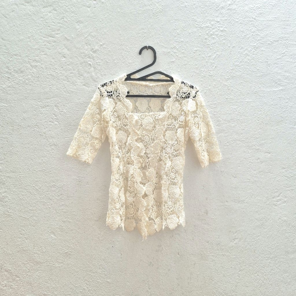 Baju Kebaya KutuBaru Brokat Bordir Floral Modern Warna Putih Ivory Lengan Pendek — Baju Tradisional 