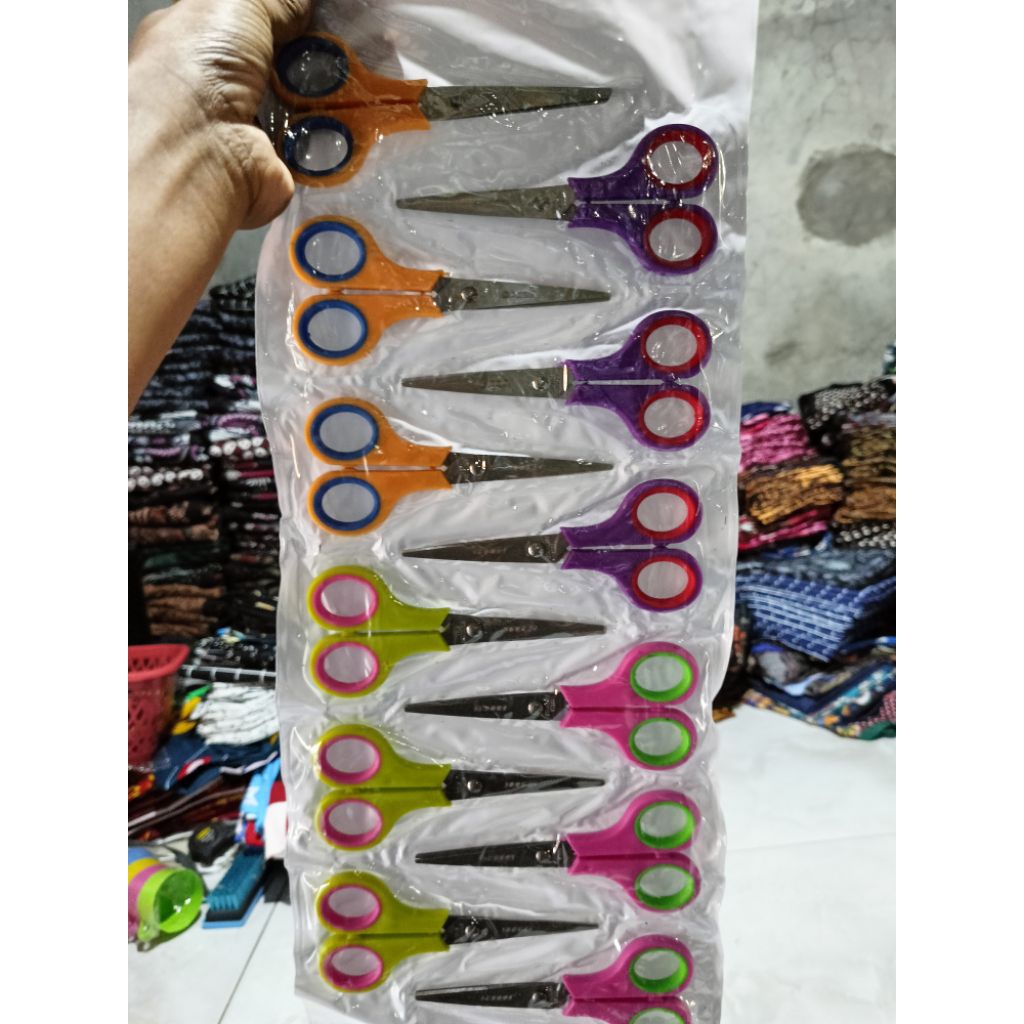 

Gunting kecil warna warni G2000 Panjang 13 cm# isi 12pcs
