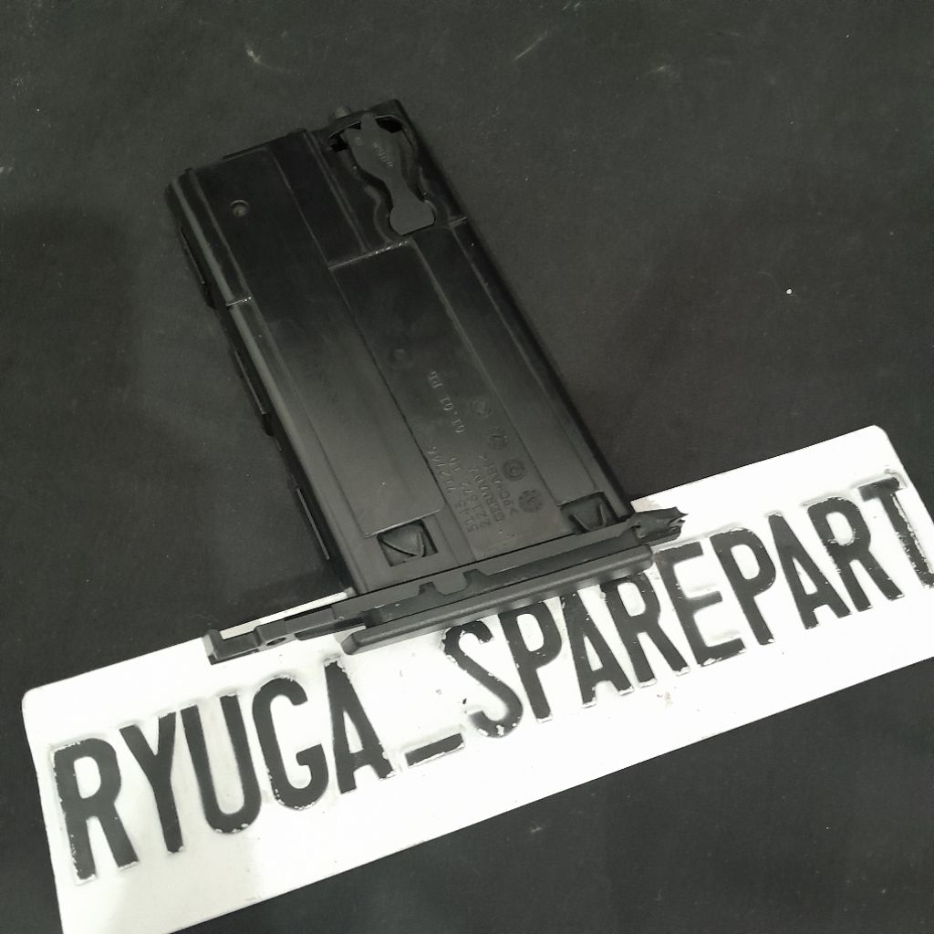 cup holder depan kiri dashboard hitam original BMW E90 7127463