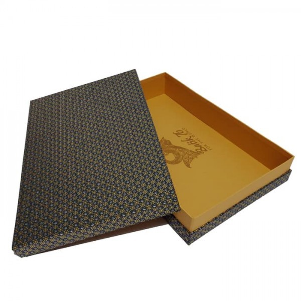 

Kotak kado dan isinya motif totol