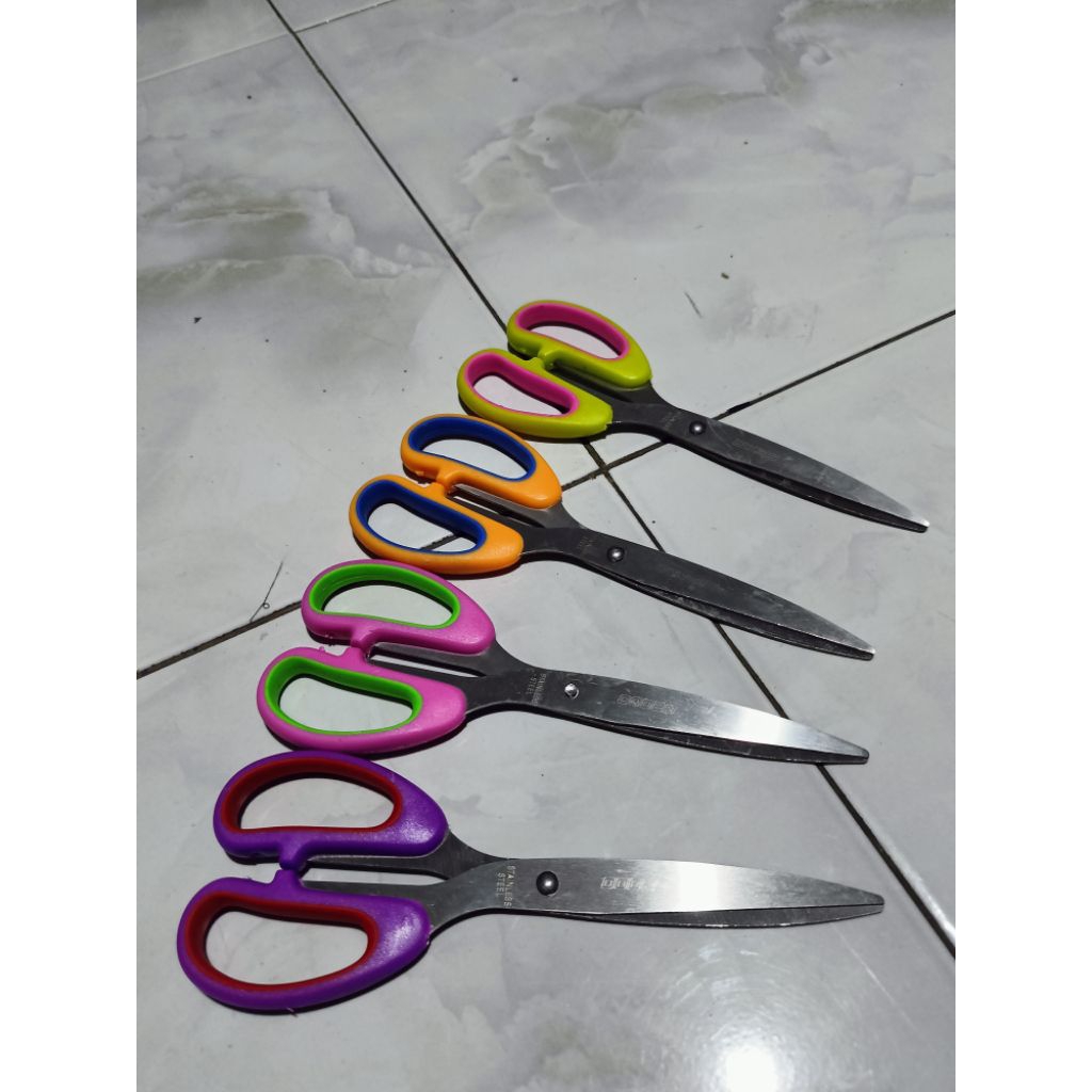 

Gunting Besar warna G2000 panjang 20 cm