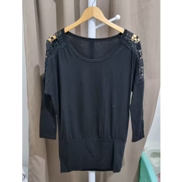 Preloved Atasan Hitam Lace Brokat Blouse Hitam