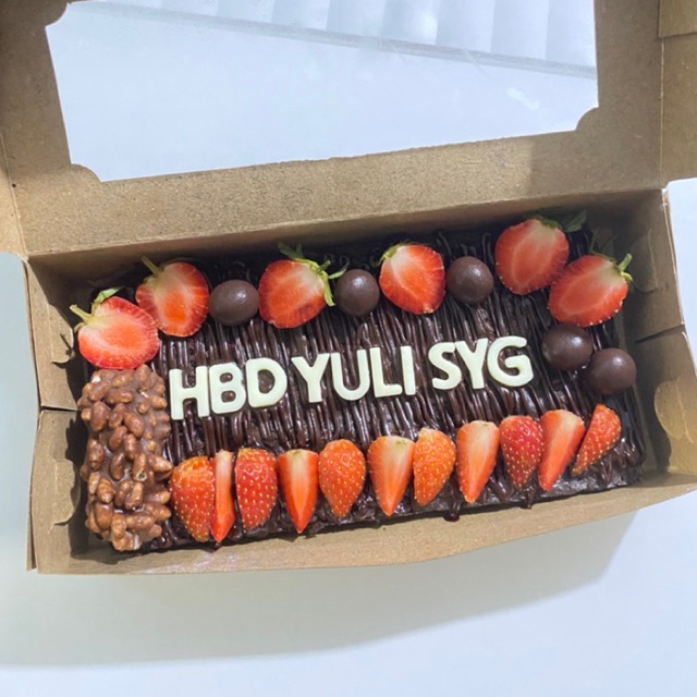 

Brownies Birthday Dominan Strawberry size 20x10cm FREE LILIN