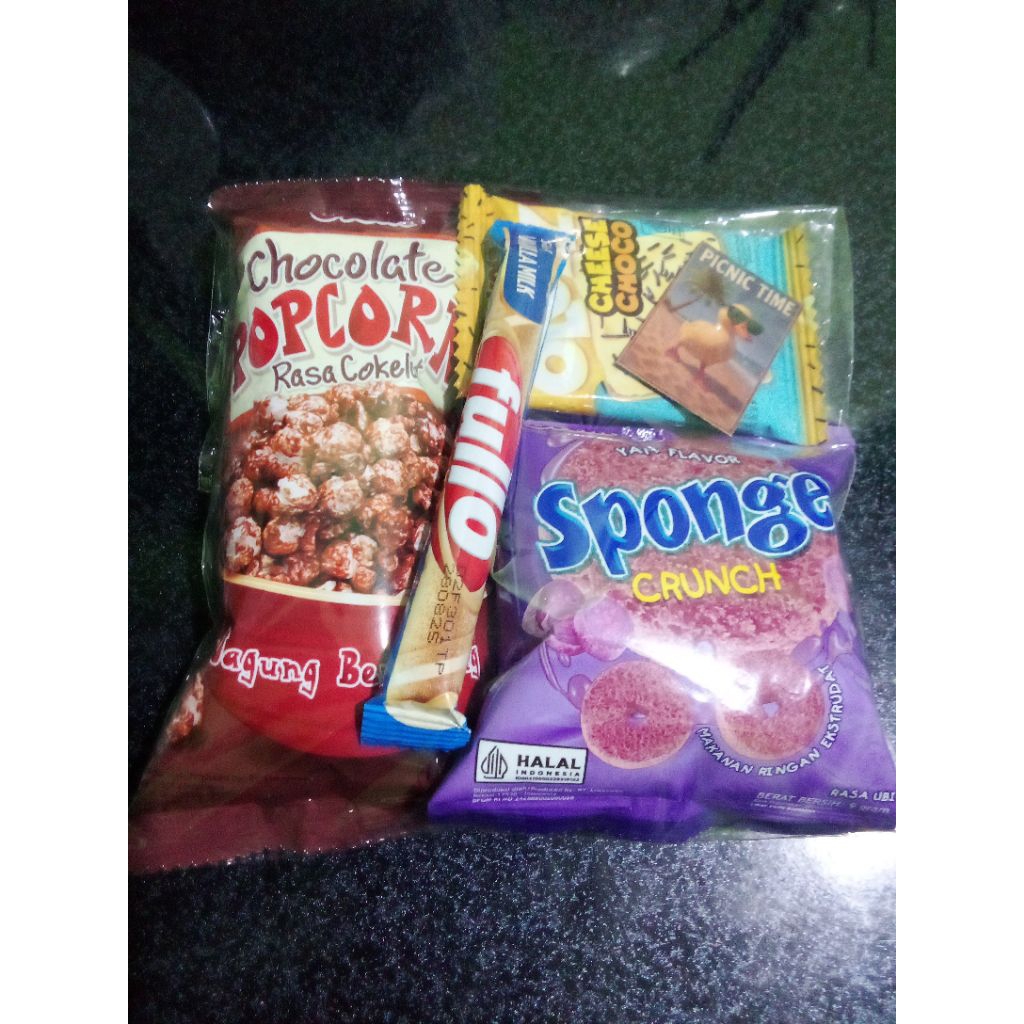 

Paket Snack ulang tahun plus souvenir magnet kulkas.