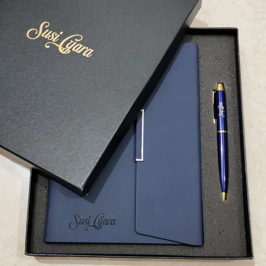 

Gift Set 2in1 AG02B250 Free Nama | Agenda+Pulpen+Box Exclusive | Binder Notebook Kuliah Hampers Kado