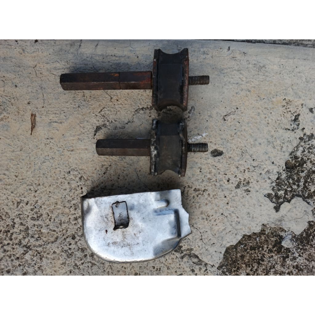 Montingan + karet bantalan shock belakang vespa per pcs 30k
