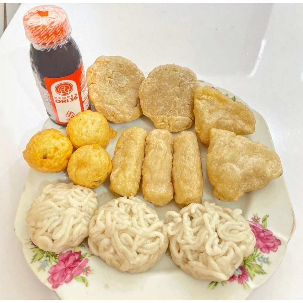 

PEMPEK palembang campur isi 40 pcs free cuko pempek ikan tenggiri premium