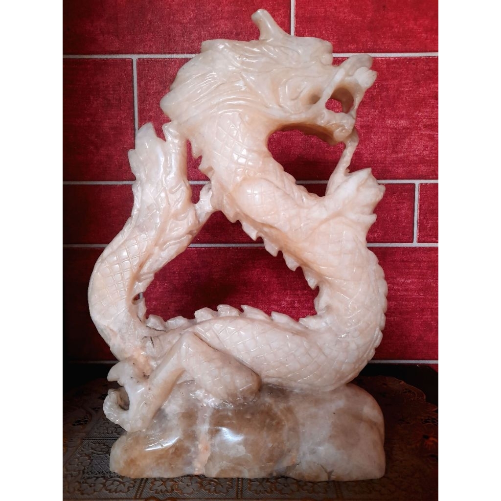 patung naga onyx