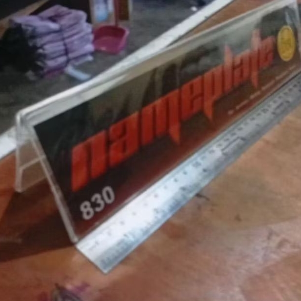 

Akrilik papan nama meja panitia display kantor tipe segitiga ukurang 30x7,5cm