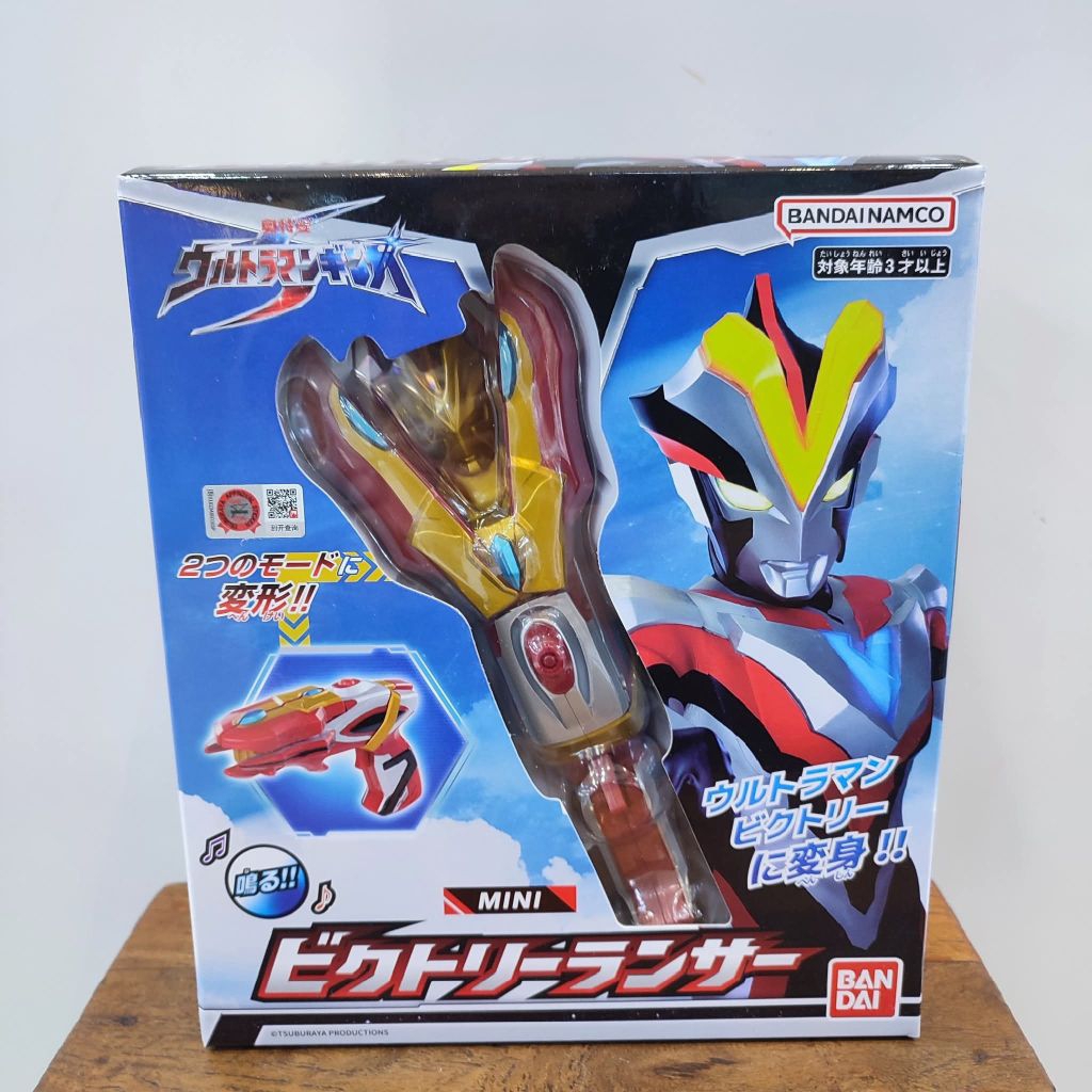 mainan action figuresenjata ultraman DX Victory Lancer, a transformation device from the Ultraman Gi