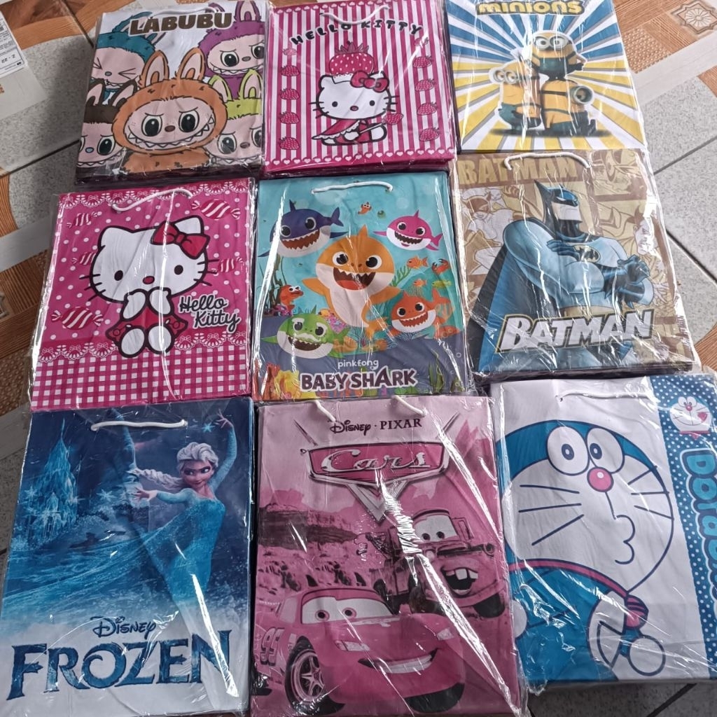 

TAS PAPER BAG MOTIF KARAKTER