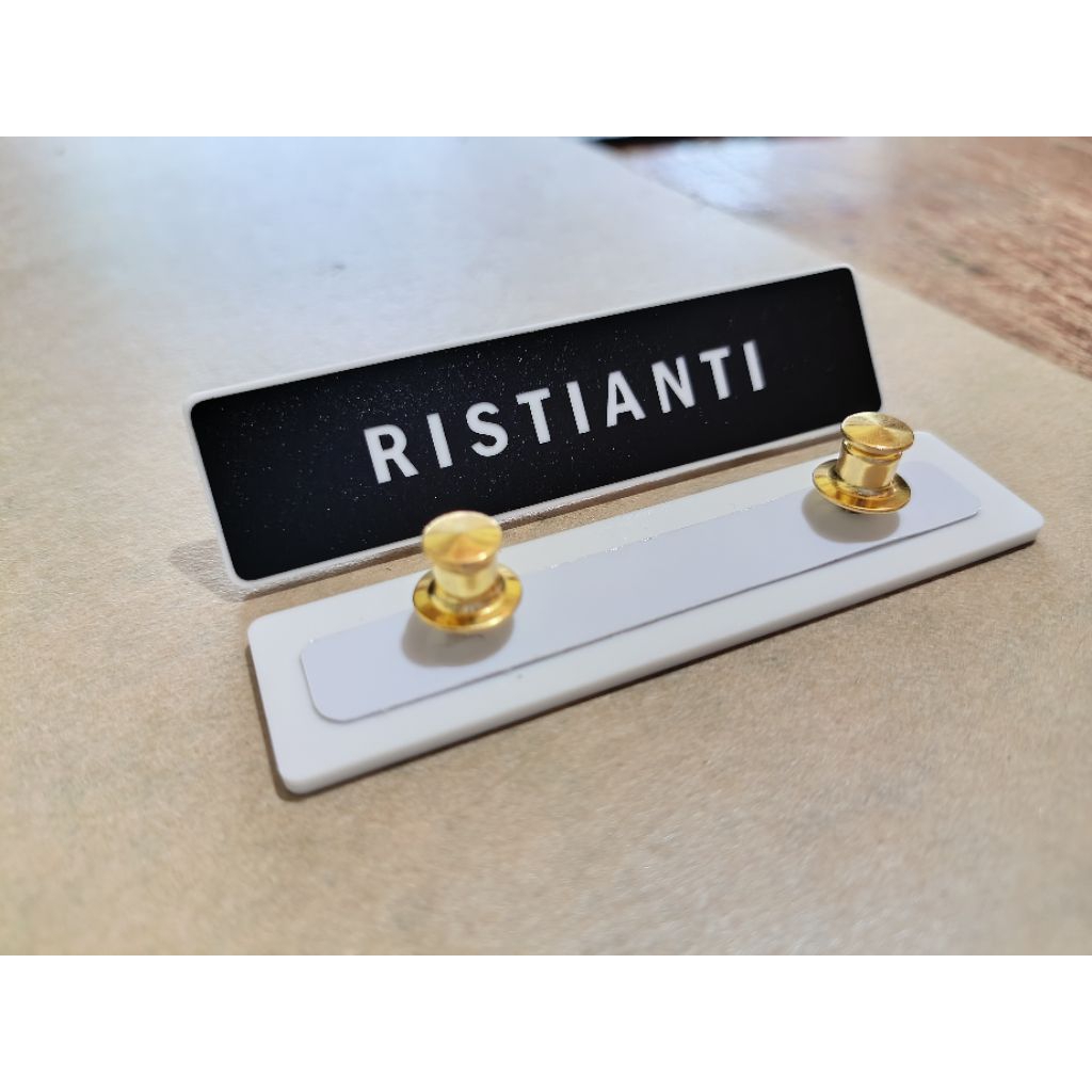 

Name Tag Akrilik Custom Nama Dada | Cetak Logo Kantor