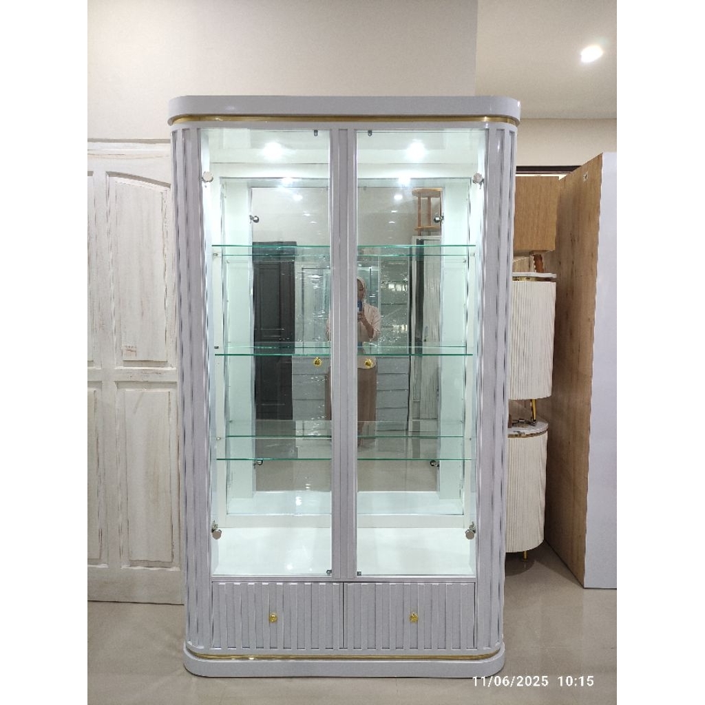 LEMARI HIAS FULL KACA Lemari hias full kaca finishing HPL by Taco Lemari hias multifungsi Lemari Paj