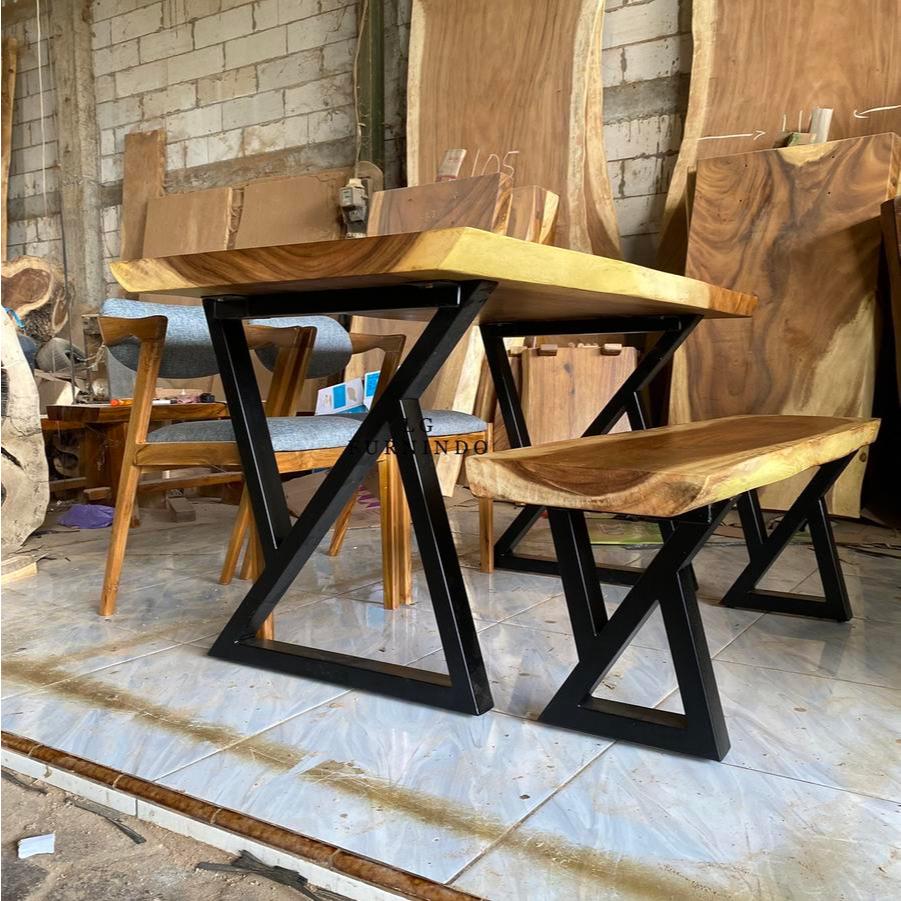 Meja makan set satu bangku dan dua kursi makan