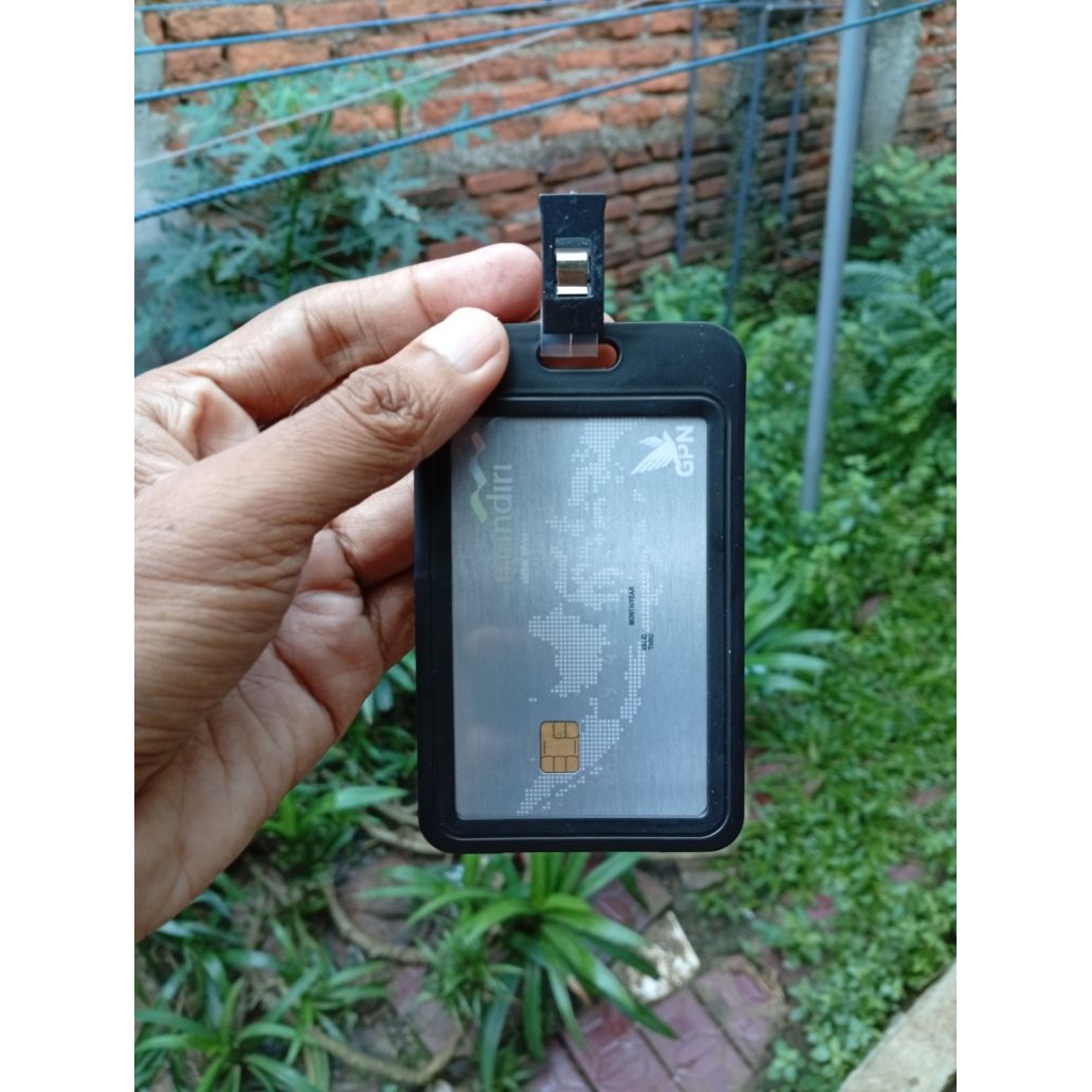 

Tempat ID Card Name Tag anti percikan air muat dua kartu plus jepit penjepit plastik hitam