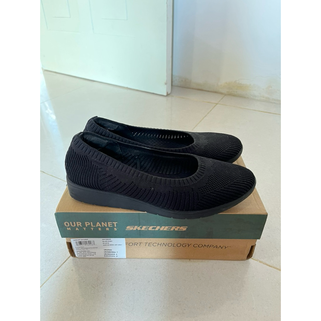 Preloved Sepatu Wanita merk Skechers warna Hitam