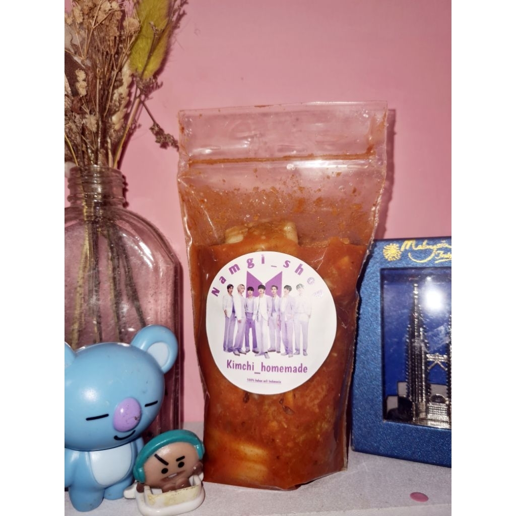 

Kimchi adalah makanan tradisional Korea yang terbuat dari sayuran fermentasi