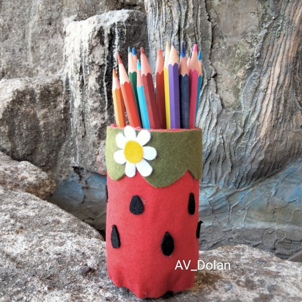 

Tempat Pensil Flanel Stroberi/Prakarya
