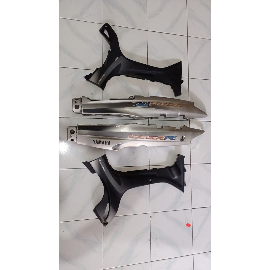 sayap dalam bodi belakang dan tutup aki Yamaha f1zr original