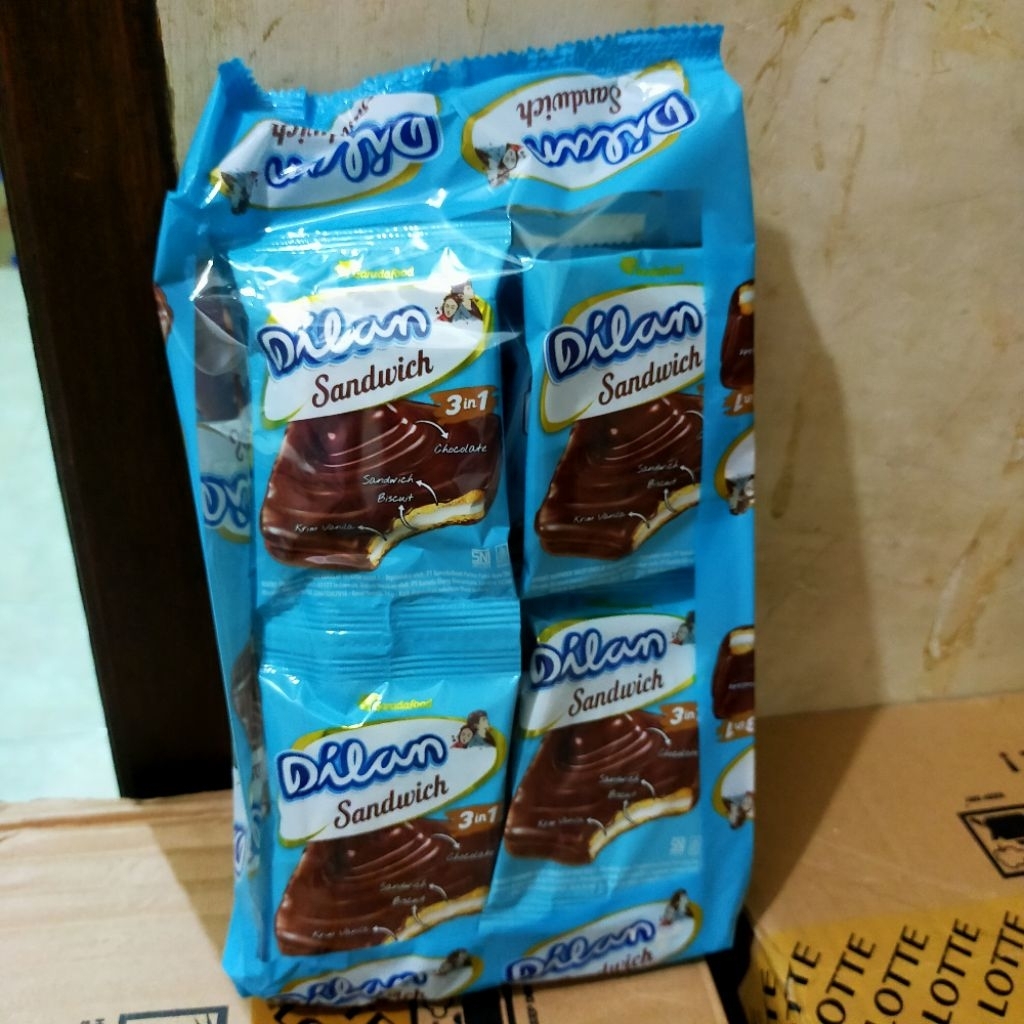 

Dilan sandwich coklat isi 8 x 20