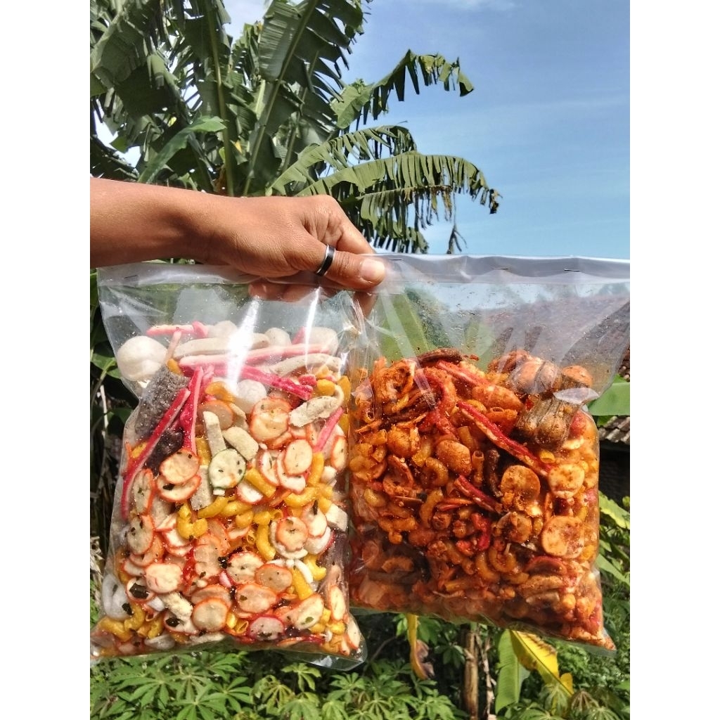 

PAKET HEMAT SEBLAK CAMPUR/MIX KERIUK EXSTA PEDAS DAUN JERUK 1KG(PEDAS 500GRAM + ORIGINAL 500GRAM)