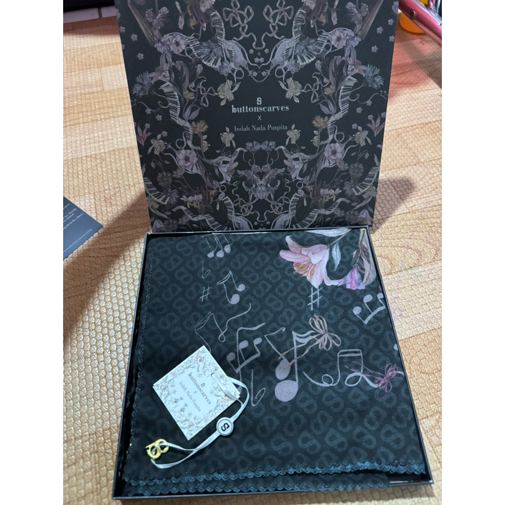 Hijab BUTTONSCARVES ORI BLACK NADA series size XL segiempat (BARU) New with Tag & Box