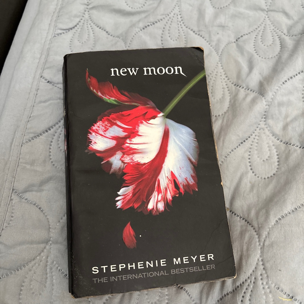 Preloved Novel New Moon Twilight Series Original