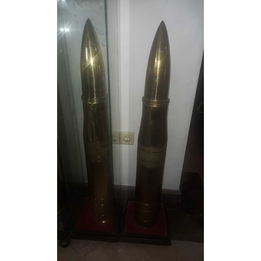 

peluru pajangan tinggi -+ 110 cm ( asli tahun 1980 sd 1990 an) milik orang terkenal pada tahun itu antik