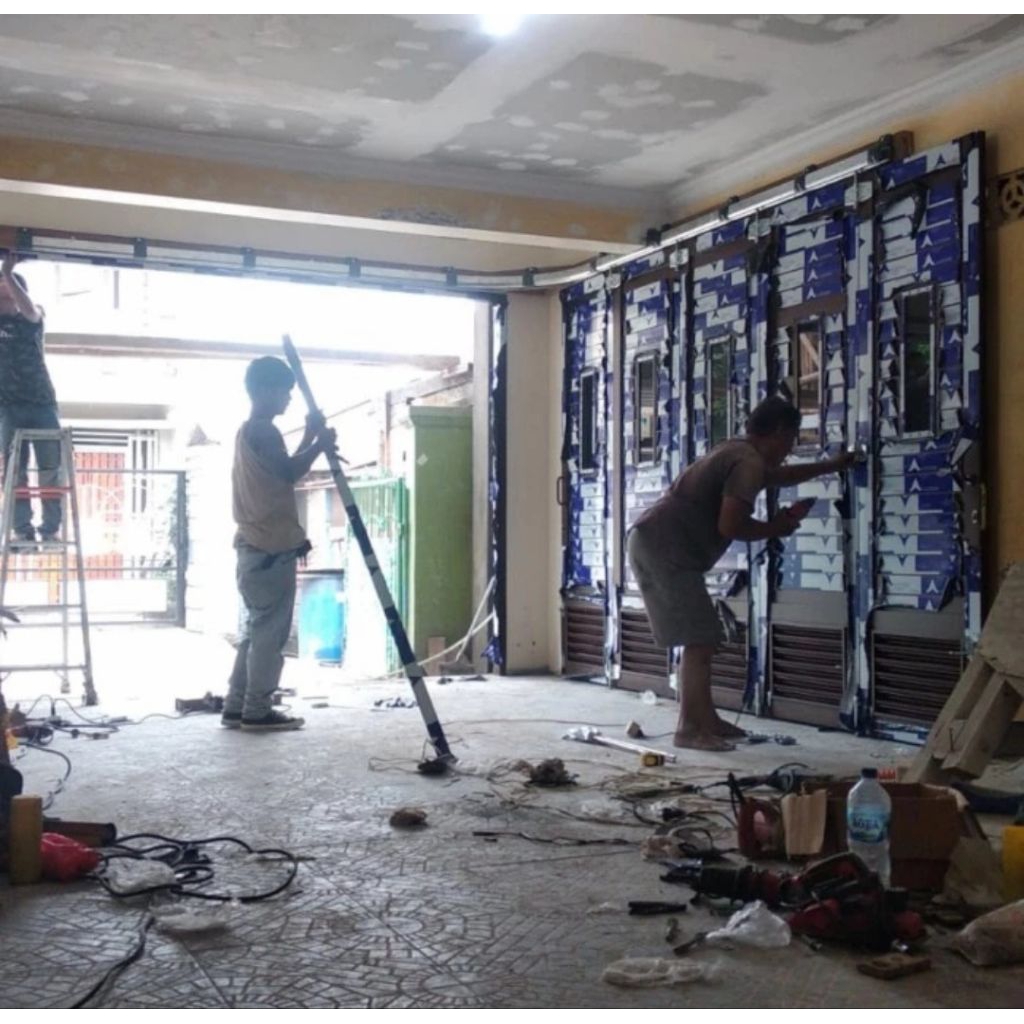 PINTU GARASI ALUMINIUM SPANREL MOTIF KACA