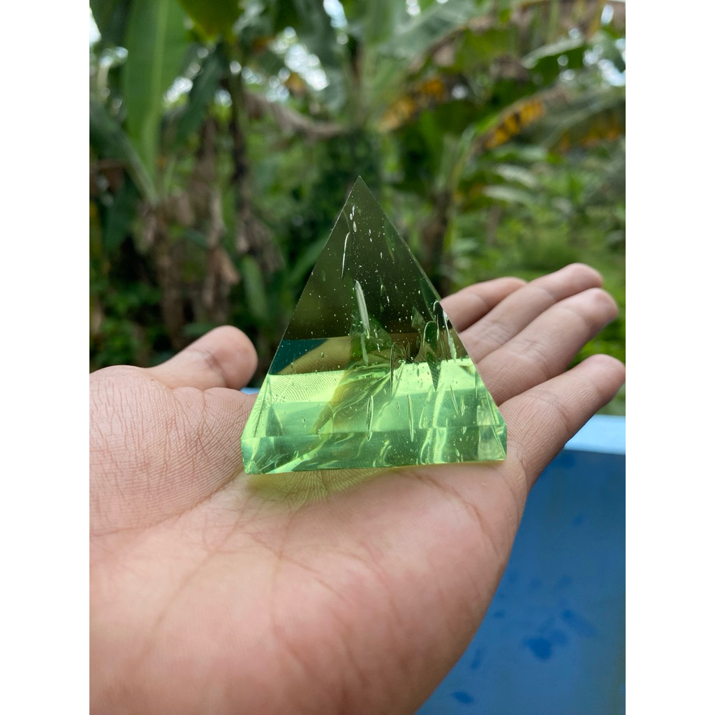 ukiran pyramid obsidian hijau