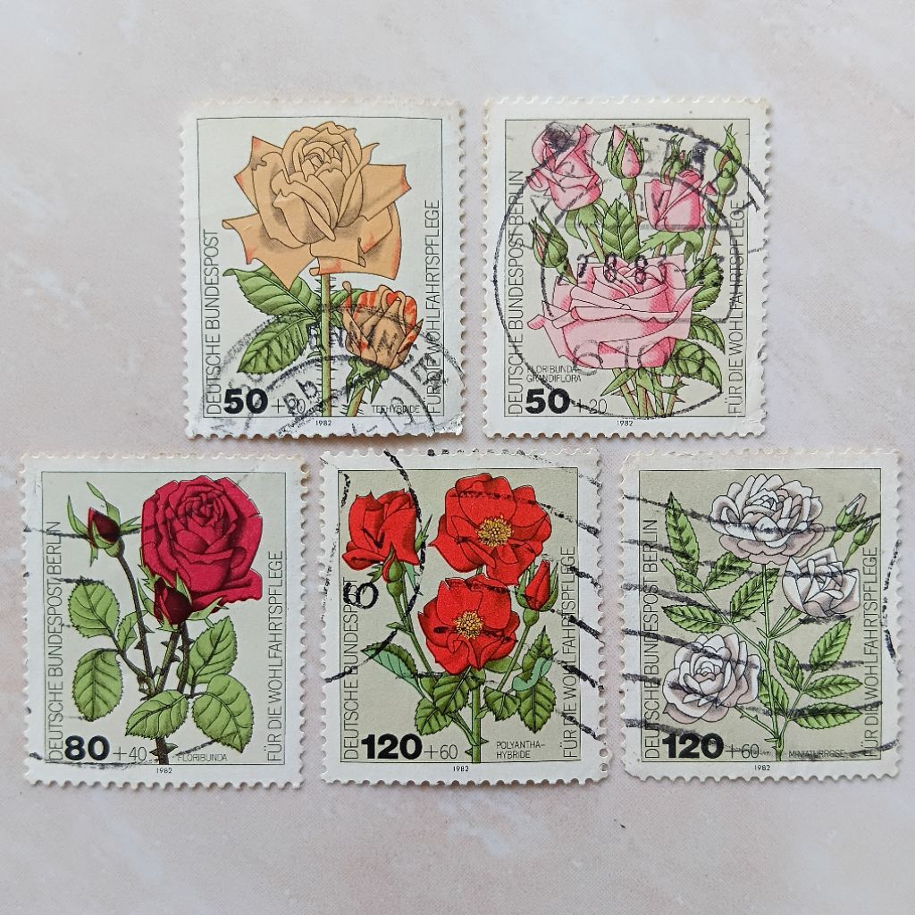 

Perangko Prangko Jadul Berlin Jerman Seri Welfare Garden Roses 5 Pcs 1982 - YN2521
