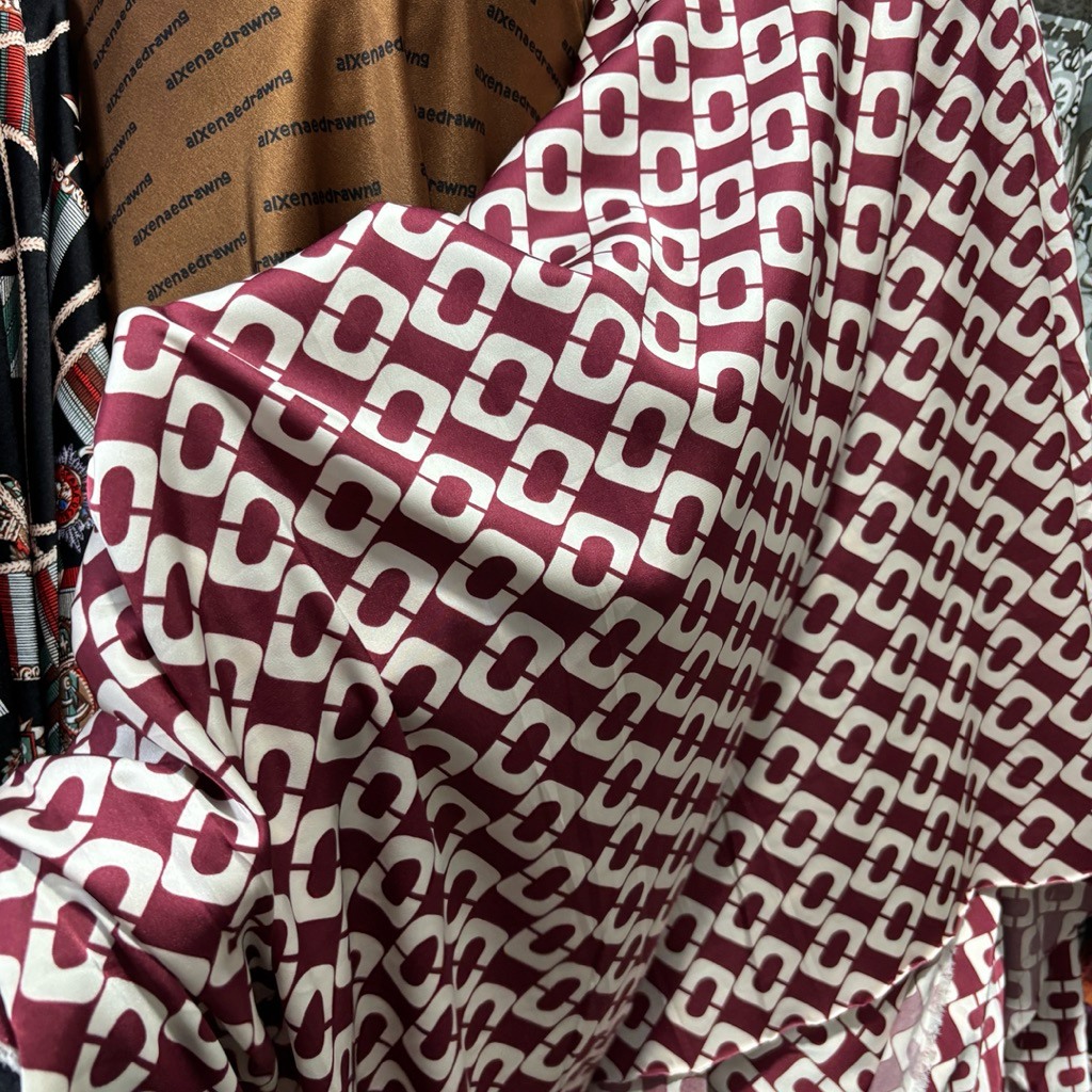 Kain Baby Silk Motif Geometris Maron Putih – Bahan Lembut, Adem & Mengkilap, Cocok untuk Gamis & Blo