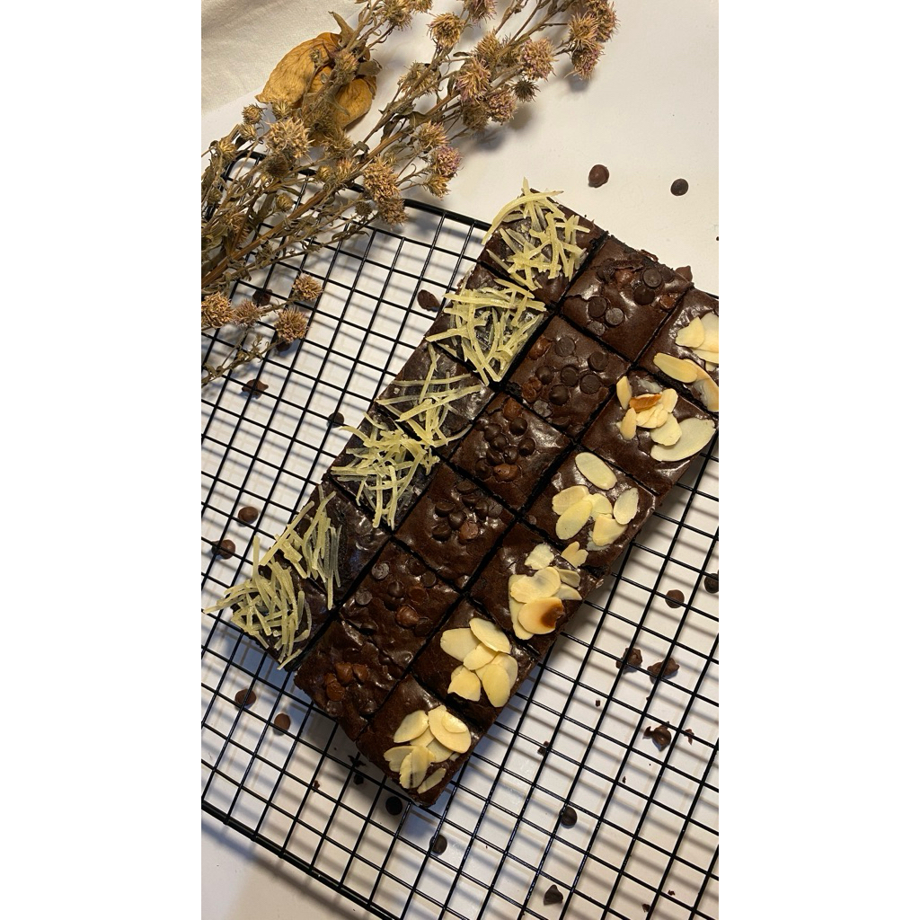 

FUDGY BROWNIES 20x10 Topping