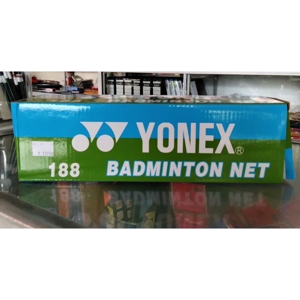 Net bulutangkis merek Yonex. 