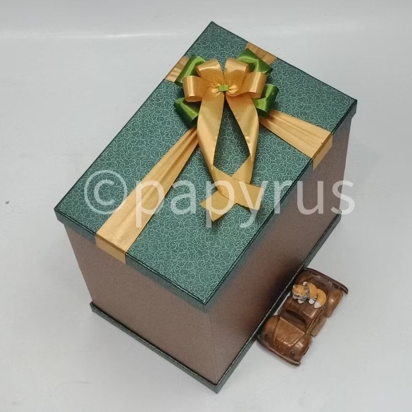 

PAPYRUS Sandwich 20x30 Tinggi 30cm Kotak Kado Gift Box Hadiah V2