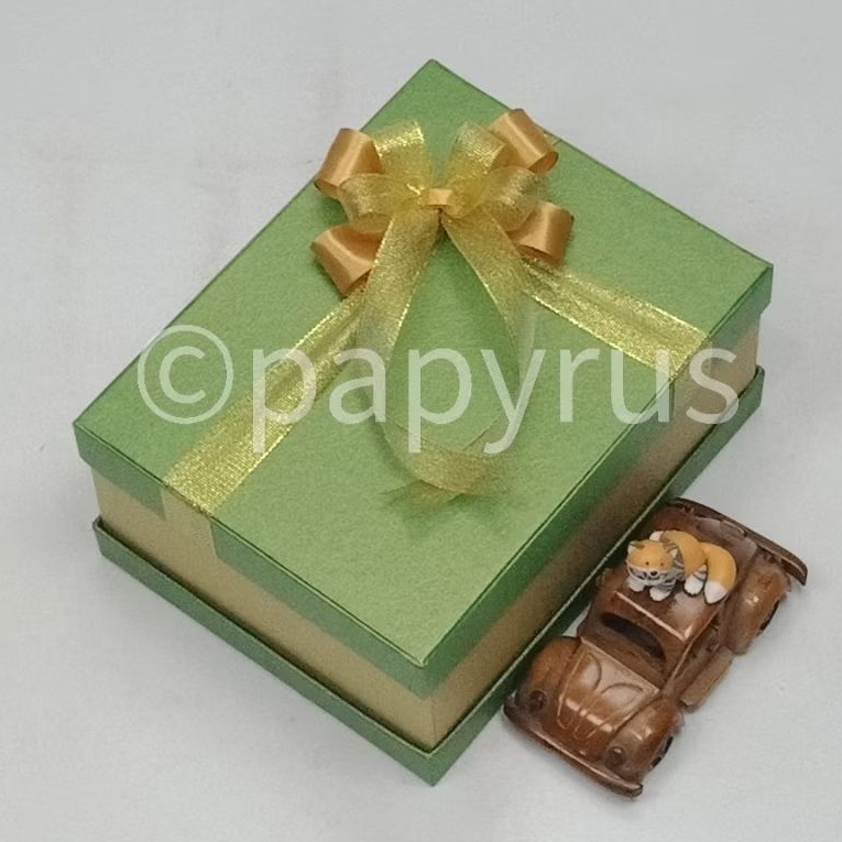 

PAPYRUS Sandwich 17,5x22,5 Tinggi 10cm Kotak Kado Gift Box V1