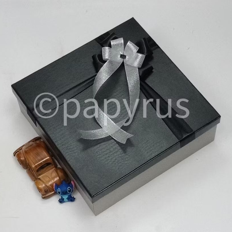 

PAPYRUS Kombinasi 30x30 Tinggi 10cm Kotak Kado Gift Box V2